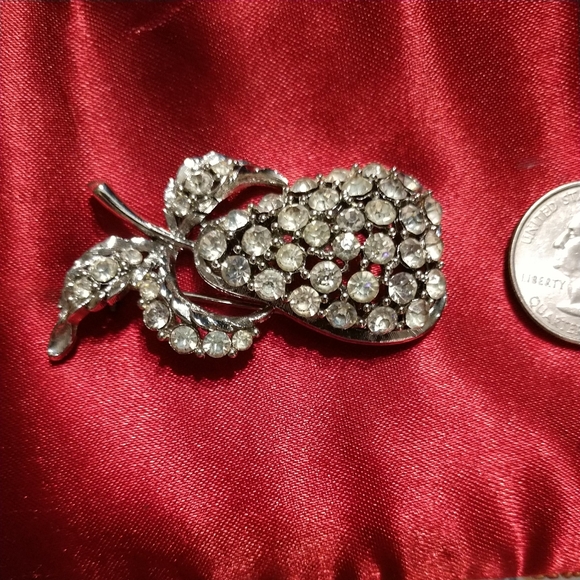 Vintage Estate Pear Brooch in Clear Rhinestones with Leaves 2" x 1" Beautiful. - Picture 3 of 8